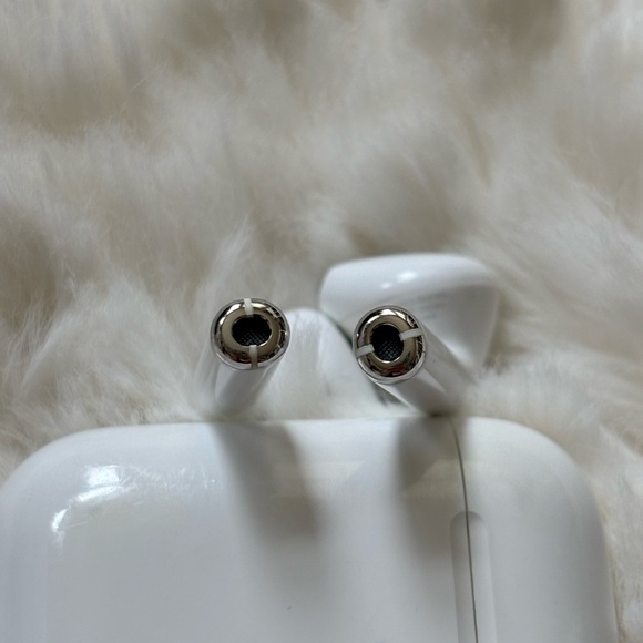 AirPods 2nd Gen Wireless Earbuds with Charging Case and Cable - Picture 9 of 12
